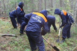 Аэромобильная группировка МЧС России из Новосибирской области проводит работы по тушению лесных пожаров в Иркутской области