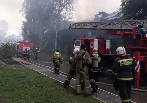 Пожар в бараке Новосибирска ликвидировали с помощью высотной техники (фото)