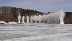 Спасатели приступили к подрывам льда на новосибирских реках (фото)