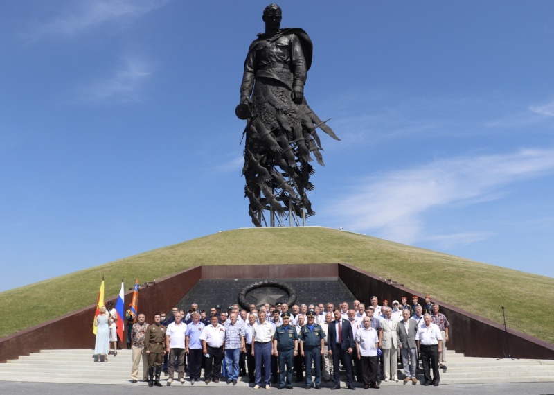 Представители Центрального совета ветеранов МЧС России возложили цветы к Ржевскому мемориалу Советскому солдату