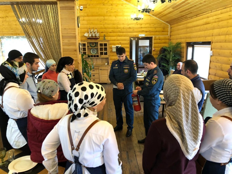 Работников кафе обучили противопожарному минимуму