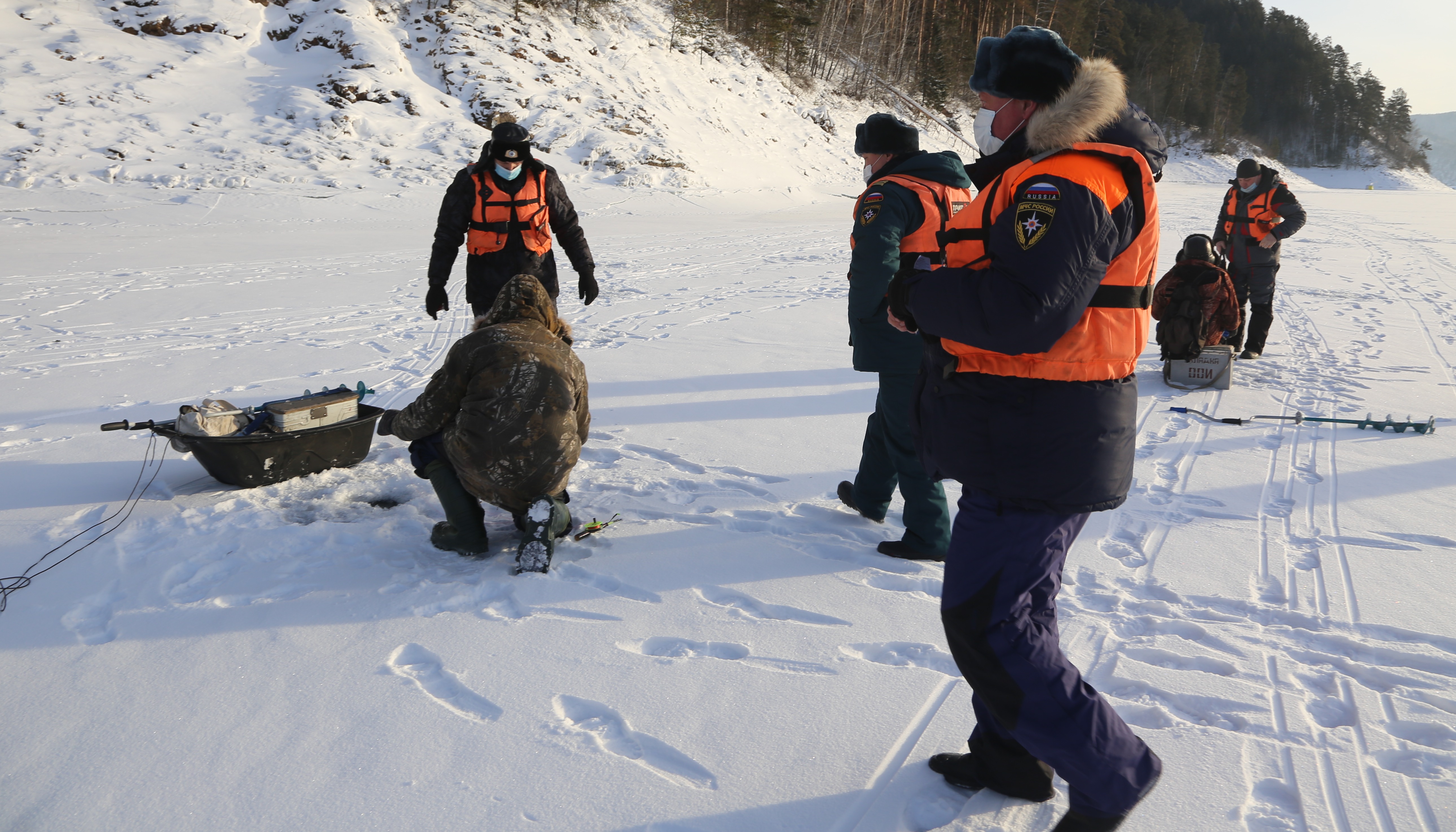 В Красноярском крае сотрудники ГИМС проверили места массового выхода людей на лёд