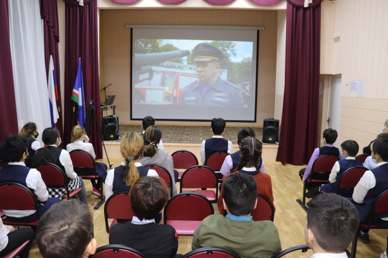 В регионах России продолжается показ фильма Павла Кобяка "Герои нашего времени" о работе сотрудников спасательного ведомства