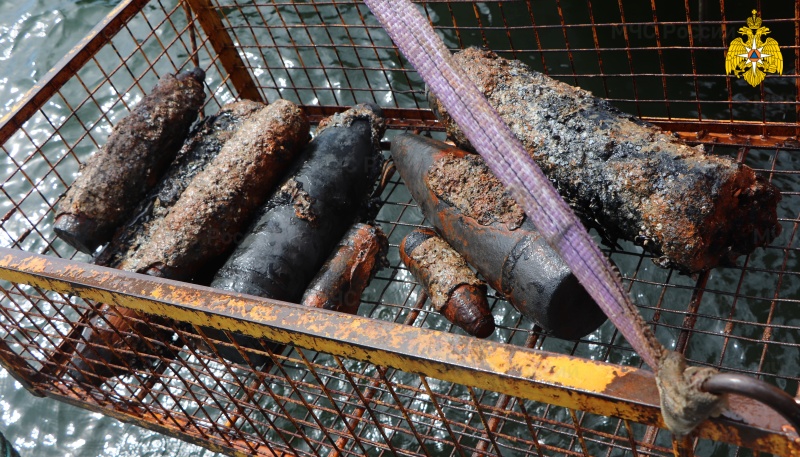 Более 4.5 тысяч взрывоопасных предметов было поднято водолазами МЧС России с затонувшей баржи в Балтийском море