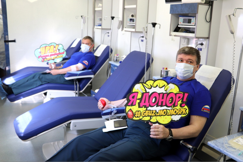 Спасатели Подмосковья сдали кровь для маленьких пациентов онкоцентра Балашихи