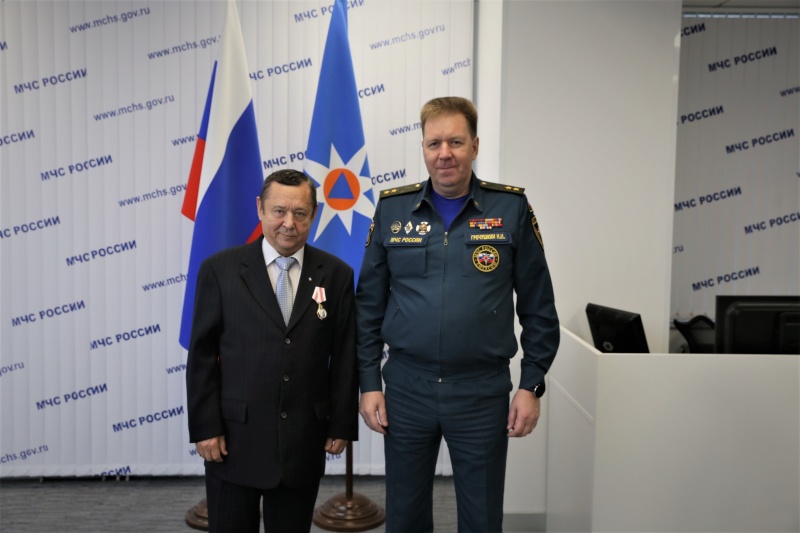 Николай Гречушкин вручил медицинским работникам МЧС России государственные и ведомственные награды