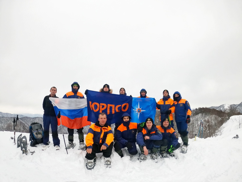 Спасатели ЮРПСО провели тренировочный выход с подъемом на вершину горы в Сочи