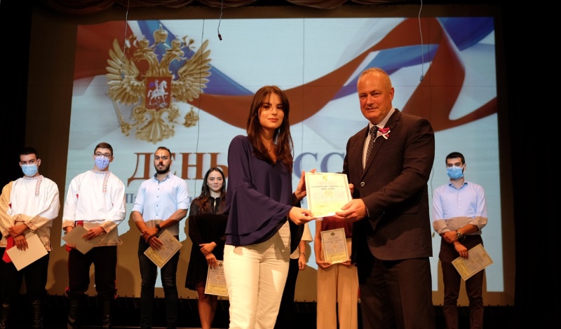 Волонтерам Бейрута вручены благодарственные письма главы МЧС России Евгения Зиничева