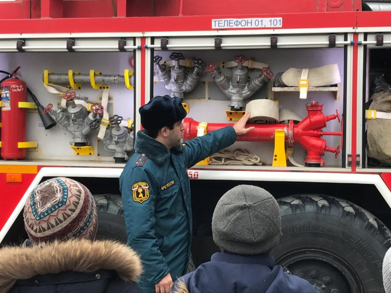 Сотрудники МЧС проводят увлекательные экскурсии для воспитанников социальных учреждений