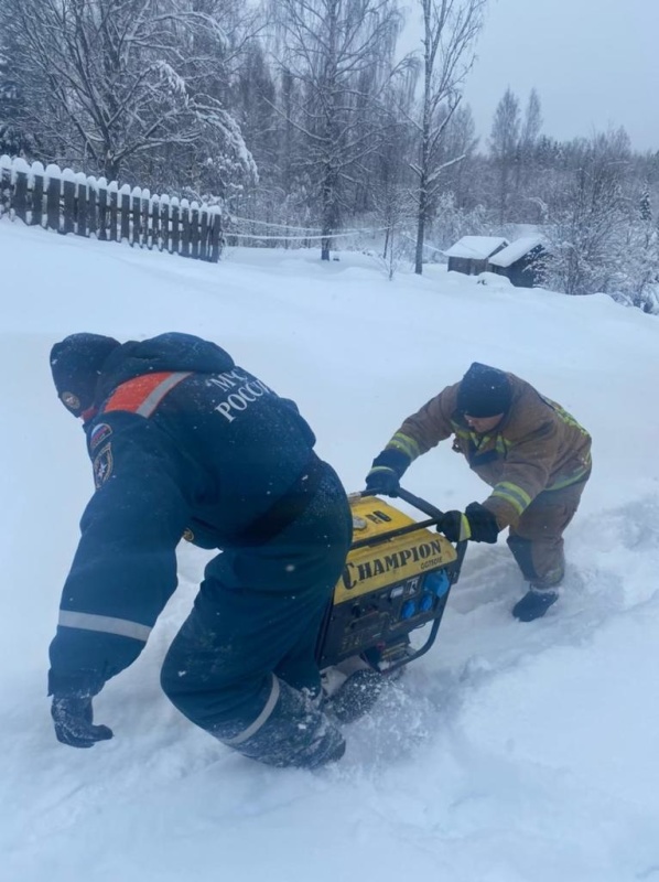 МЧС России мониторит опасные участки автодорог и помогает населению в условиях непогоды