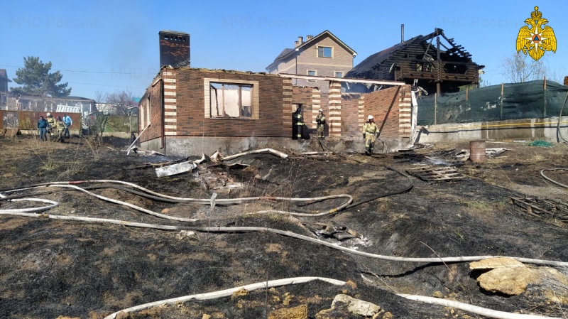 В Ростове-на-Дону из-за небрежности дачника сгорела баня на соседнем участке (видео)