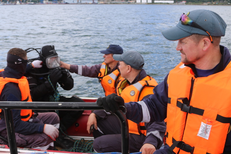 В Охотском море водолазы МЧС России обследуют затонувшее судно «Профессор Моисеев»