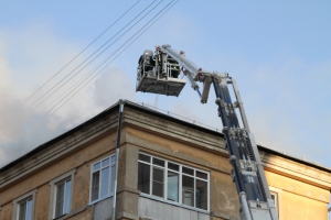 Крупный пожар в пятиэтажке, из-за которого эвакуировали 34 человека, ликвидирован (фото и видео)