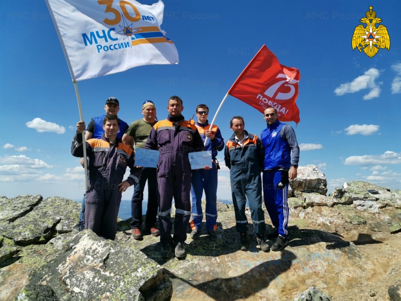 Спасатели Республики Башкортостан поднялись на вершину горы Большой Иремель