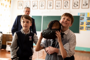 Полторы тысячи школьников научились действиям при ЧС через очки виртуальной реальности (фото)