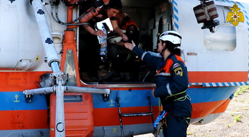 Спасатели и летчики МЧС России спасли туристку у подножия горы Сахарная (видео)