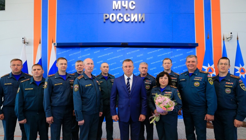 Министр МЧС России Евгений Зиничев вручил ключи от 11 квартир  военнослужащим ведомства