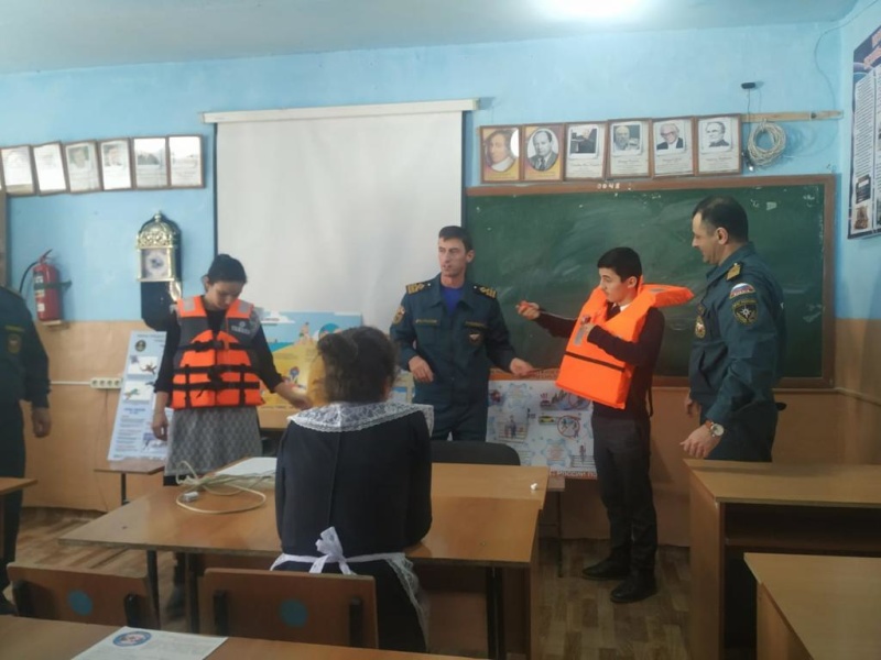 К  30-летию МЧС России: школьникам о безопасном поведении на воде