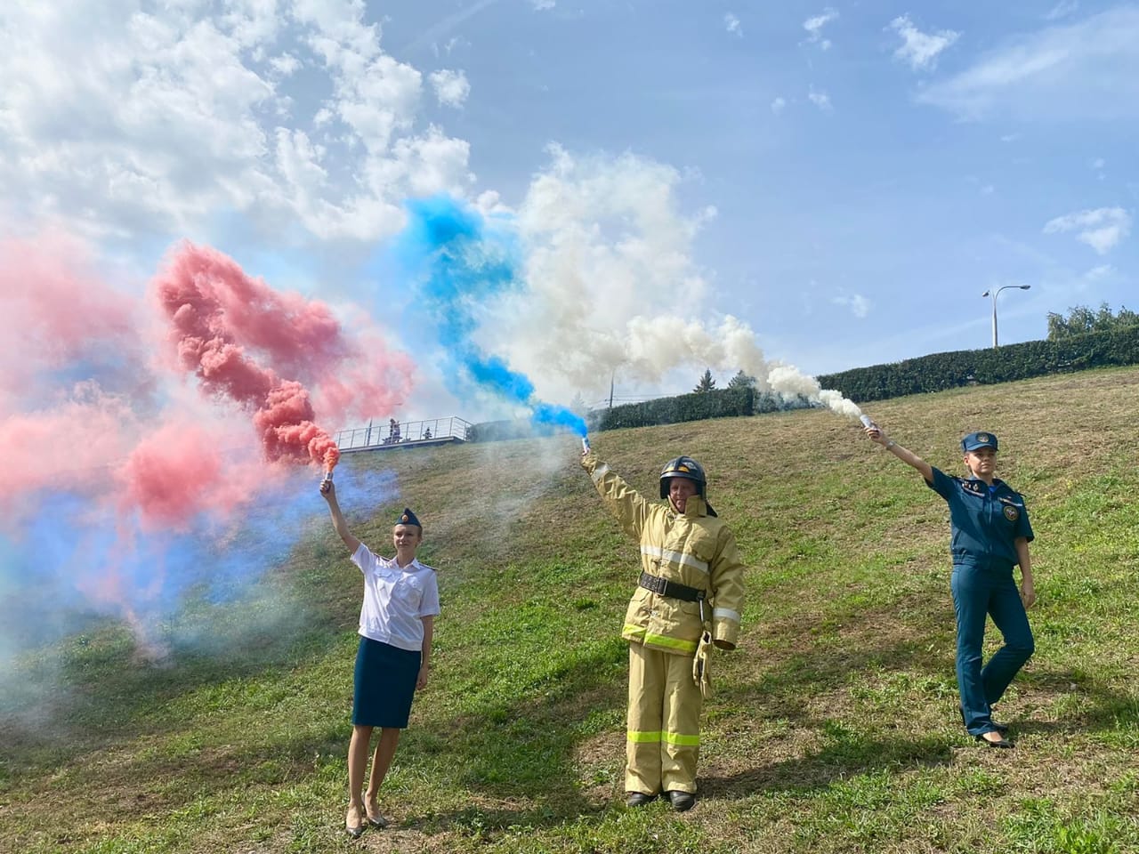 В  МЧС России празднуют  День Государственного флага