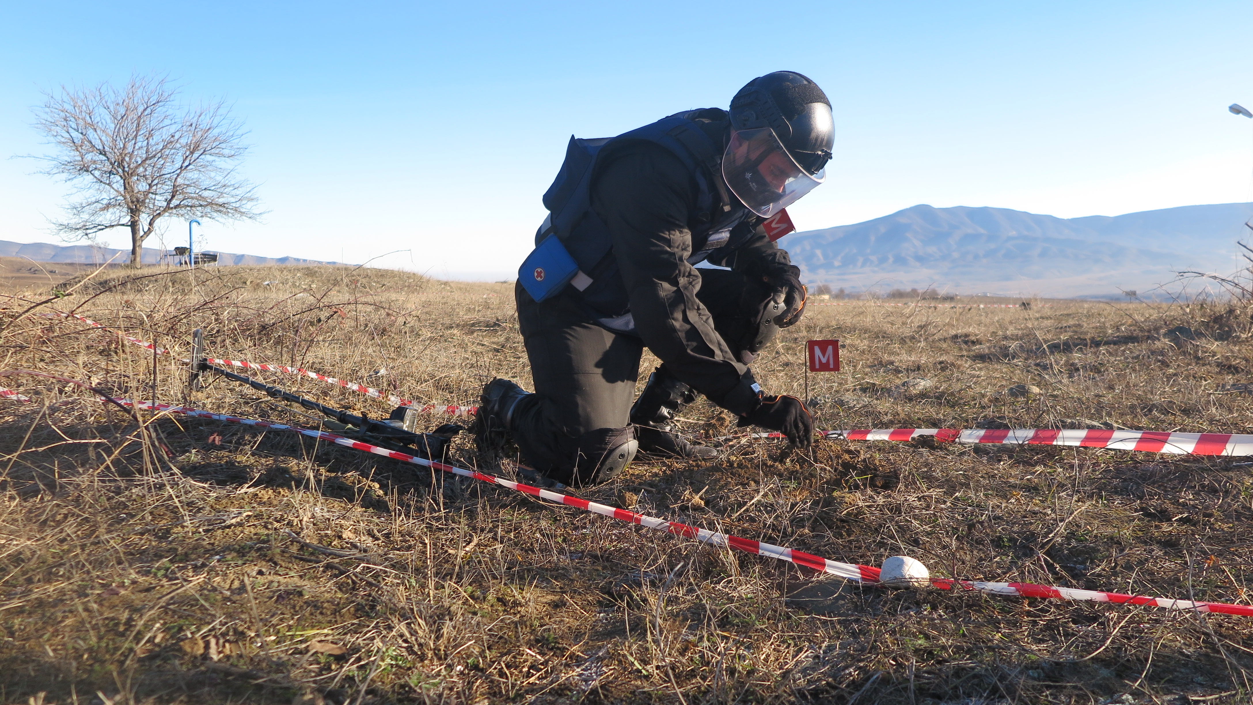Пиротехниками МЧС России обнаружено свыше 10 тысяч боеприпасов на территории Нагорного Карабаха