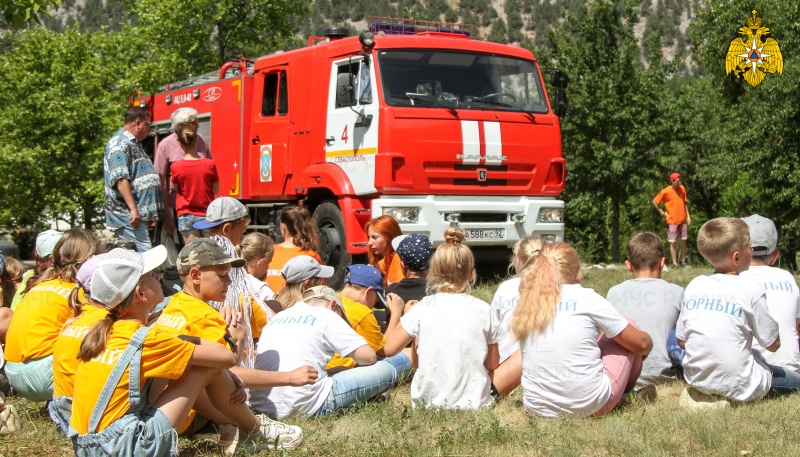 Сотрудники МЧС России провели учения по безопасности в детских оздоровительных лагерях Севастополя, которые приняли первую смену отдыхающих