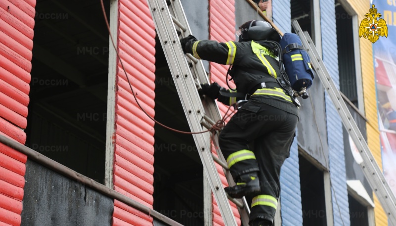 В МЧС России определили лучшего пожарного и начальника караула страны (видео)
