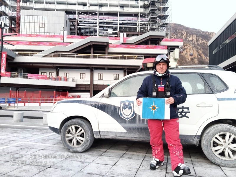 Сотрудник МЧС России работает на горнолыжной трассе на Олимпиаде в Пекине