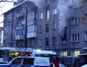 В Новосибирске при возгорании в квартире пожарные спасли девять человек
