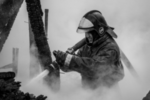 Сильный ветер осложняет работу пожарным