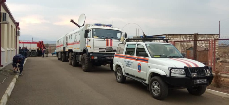 Группировка МЧС России обследует пострадавшие территории в Нагорном Карабахе