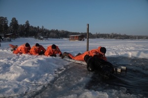 Акция «Безопасный лед». Спасатели МЧС России провели мастер-класс по спасению из полыньи и раздали памятки (фото)