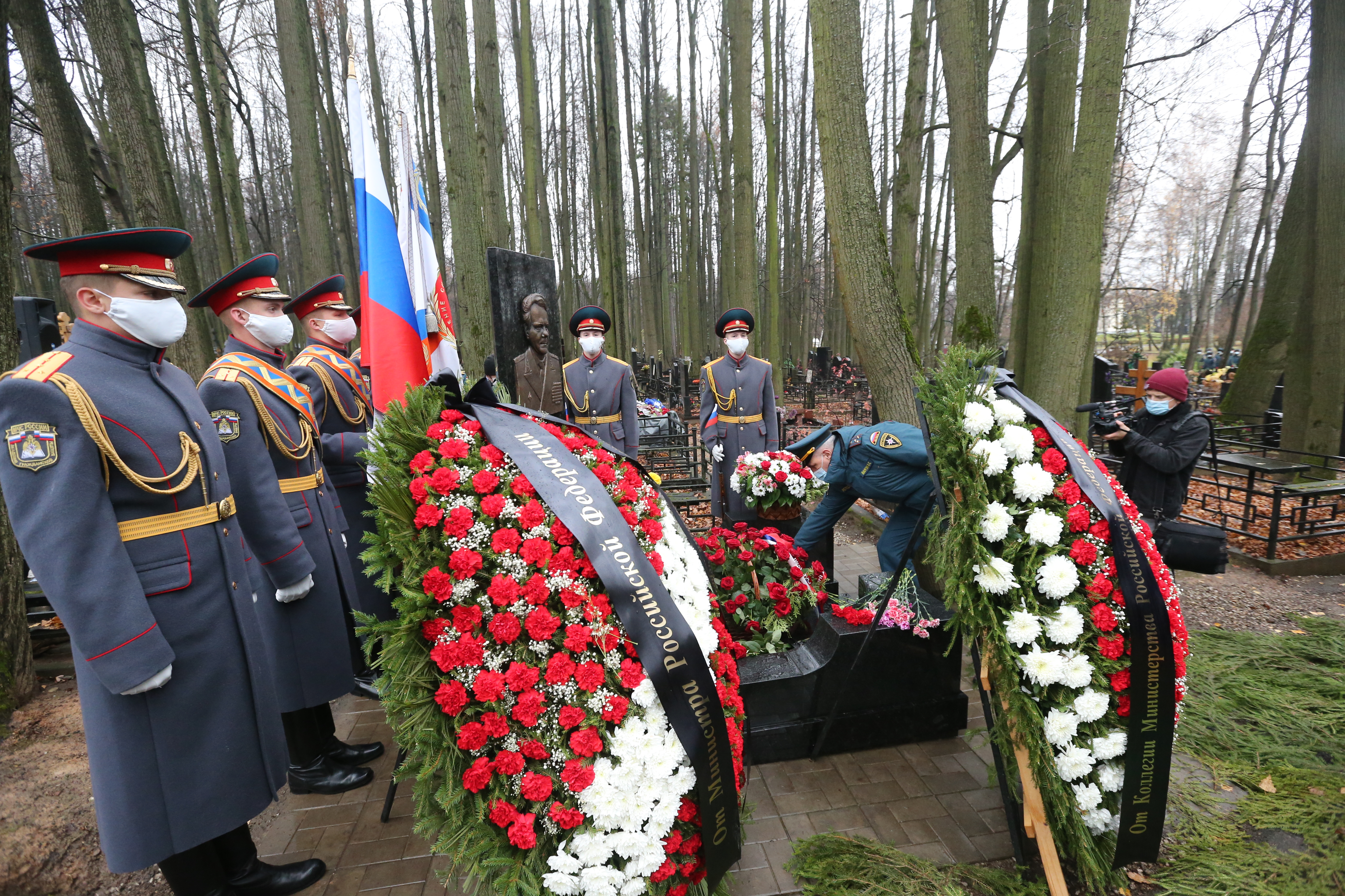 В вековой юбилей Дмитрия Михайлика в Москве на Троекуровском кладбище прошла памятная церемония