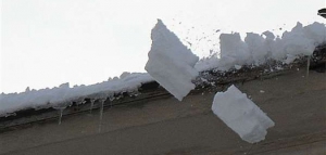 В связи с потеплением возможен сход снега с крыш зданий