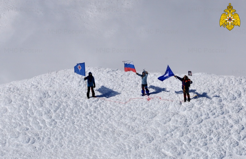 В честь Дня Победы спасатели МЧС развернули флаг России на вершине Авачинского вулкана (видео)