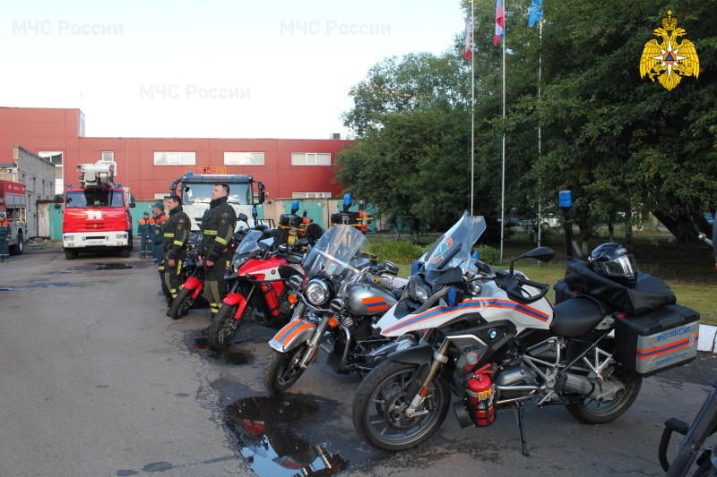 Заместители министра Алексей Серко и Николай Гречушкин передали новую технику новгородским спасателям