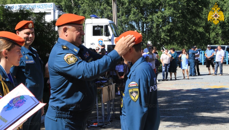Заместитель главы МЧС России Виктор Яцуценко посвятил школьников села Хороль Приморского края в кадеты в День знаний (видео)