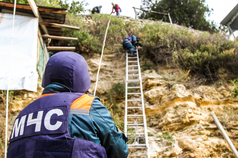 Пиротехники МЧС России в Севастополе обезвредили  50-килограммовую авиабомбу, найденную в частном секторе