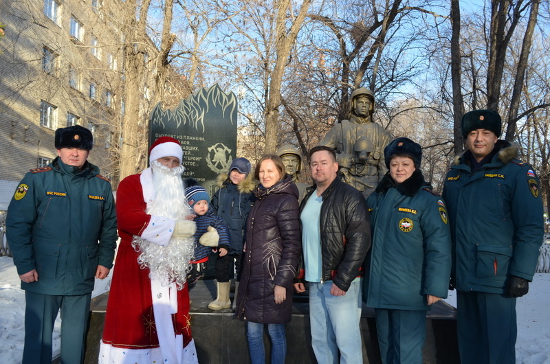 Пожарный Дед Мороз поздравил семью мальчика, спасенного из-под завалов в Магнитогорске