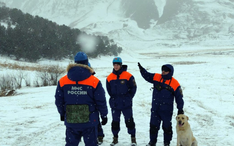 В горах Чеченской Республики спасатели МЧС провели тренировку по спасению пострадавшего