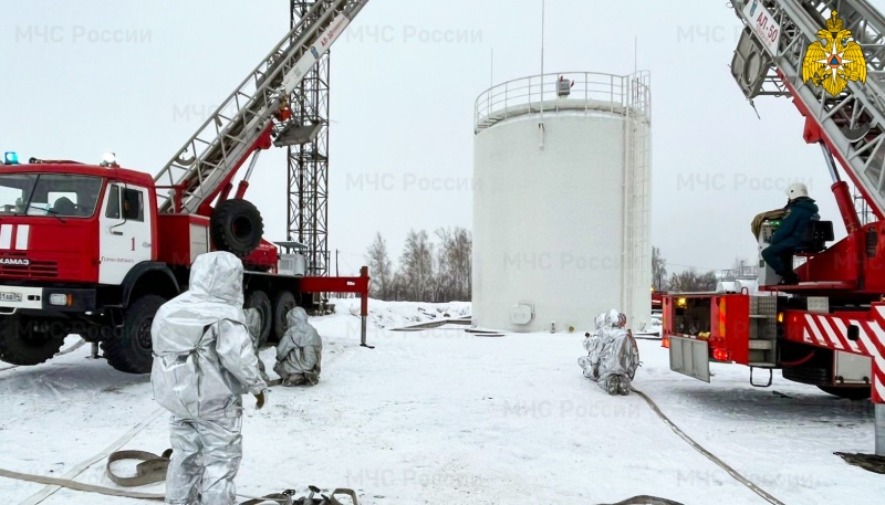 Алтайские огнеборцы отработали действия по ликвидации условного пожара на топливных резервуарах Горно-Алтайского аэропорта