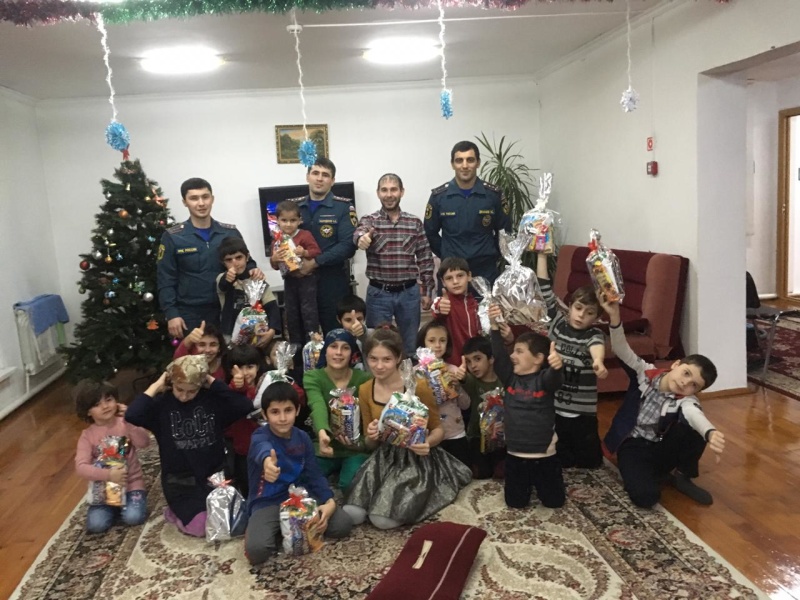 Сотрудники МЧС проводят благотворительную акцию в социальных учреждениях республики