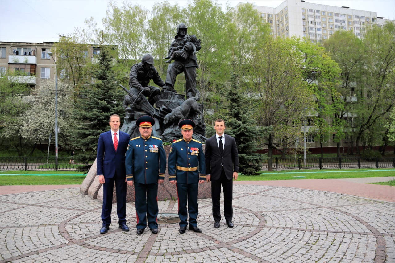 Министр МЧС России Евгений Зиничев возложил цветы в честь Дня Великой Победы