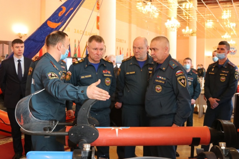 Евгений Зиничев оценил уровень подготовки спасателей для работы в арктических условиях на базе Санкт-Петербургского университета ГПС МЧС России