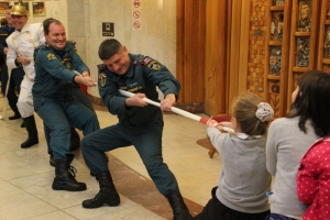 Актеры и спасатели устроили детям праздник безопасности