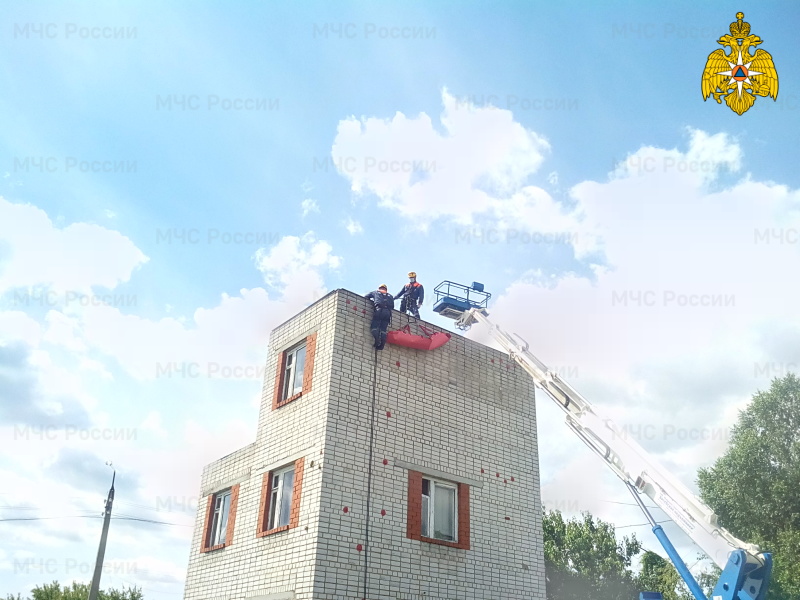 Курские спасатели отработали навыки спасения людей с верхних этажей