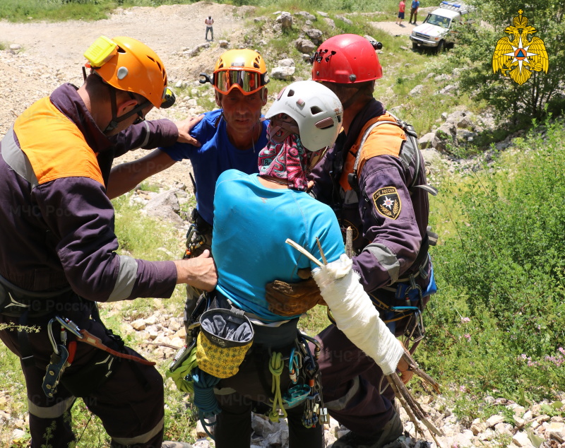 Специалисты МЧС России спасли альпинистку в Краснодарском крае