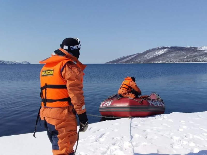 Дальневосточные спасатели МЧС оказали помощь специалистам гидрографической службы зажечь маяк на мысе Чирикова