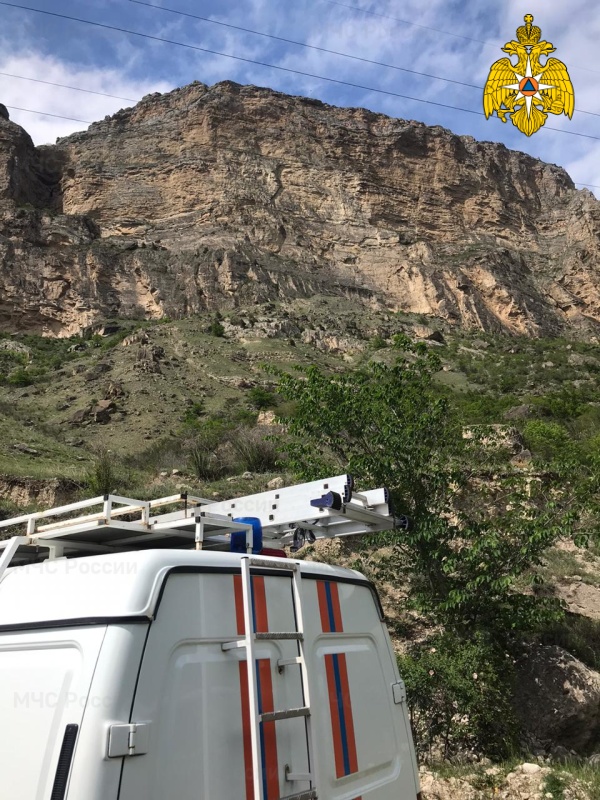 Спасатели Эльбрусского отряда МЧС России сняли с отвесной скалы парашютистов-экстремалов