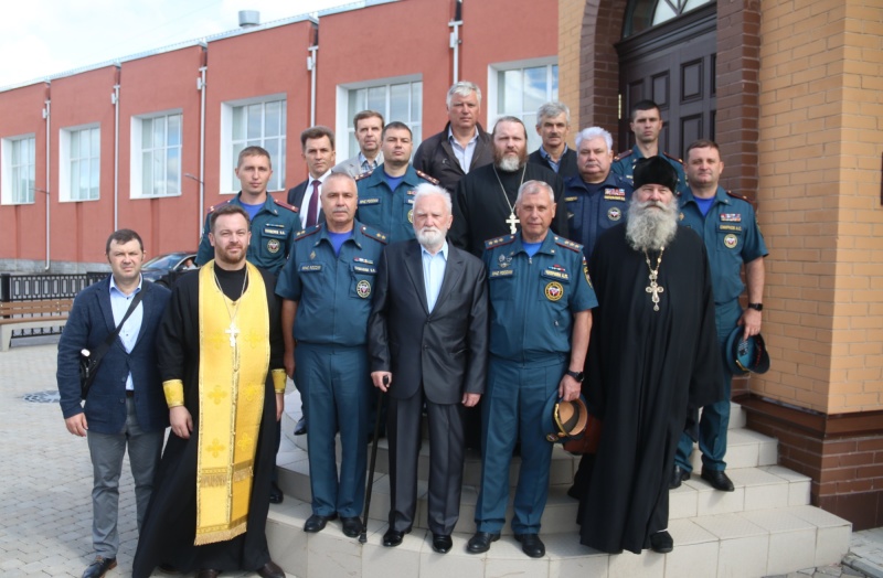 Первый заместитель Министра МЧС России Александр Петрович Чуприян поздравил с юбилеем Почетного ветерана пожарно-спасательного гарнизона