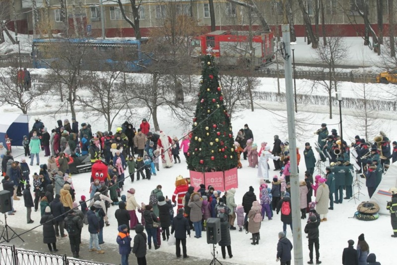 Сотрудники МЧС России  в сквере им. Д.И. Михайлика провели Новогоднюю елку